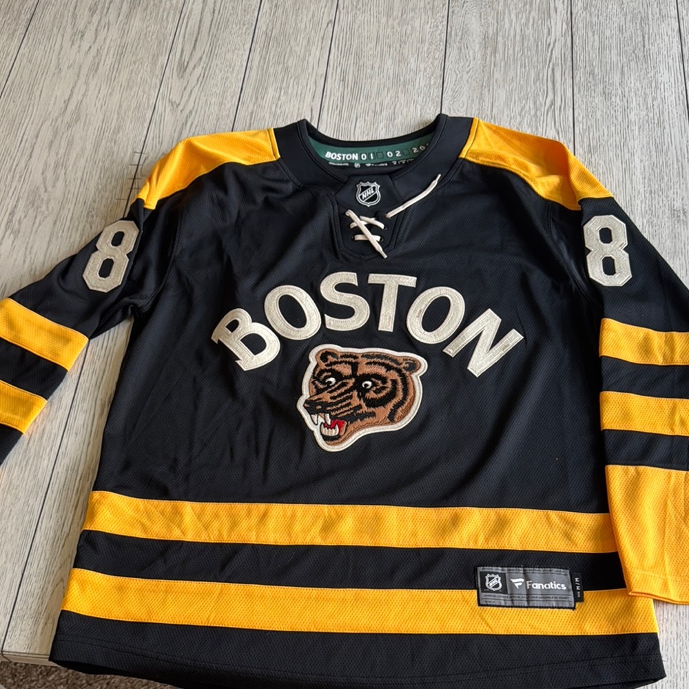 NWOT Boston Bruins 2023 Winter Classic